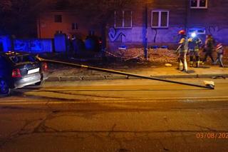 Rybnik: Pijany 36-latek skosił autem latarnię i zabrał ją na przejażdżkę. Po wszystkim uciekł [ZDJĘCIA]