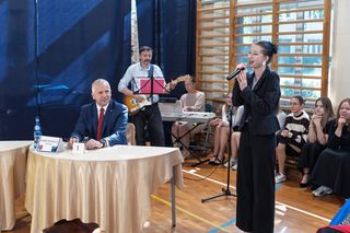 100 par tańczy poloneza na 100-lecie siedleckiego Ekonomika