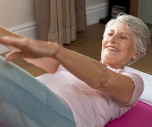 Płaski brzuch po 50-tce bez drogich karnetów. Wystarczą 20-minutowe ćwiczenia na brzuch