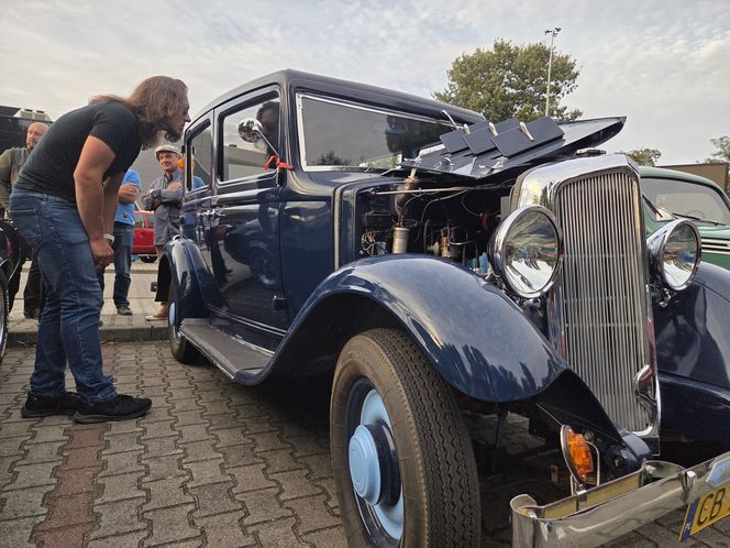 Klasyczna motoryzacja znów zachwyciła Bydgoszcz. „Bydgoskie Klasyki Nocą” przy Torbydzie