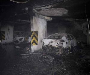 Pokazali jak wygląda wnętrze spalonego garażu w Ząbkach. Ogień pojawił się w nocy. Ewakuowano 300 osób