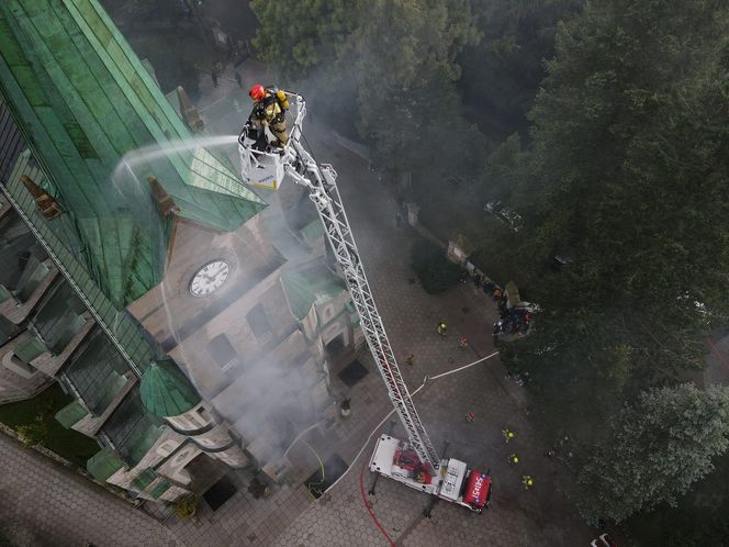 Dym przy Sanktuarium Świętej Rodziny na Krupówkach. Ćwiczenia strażaków w Zakopanem