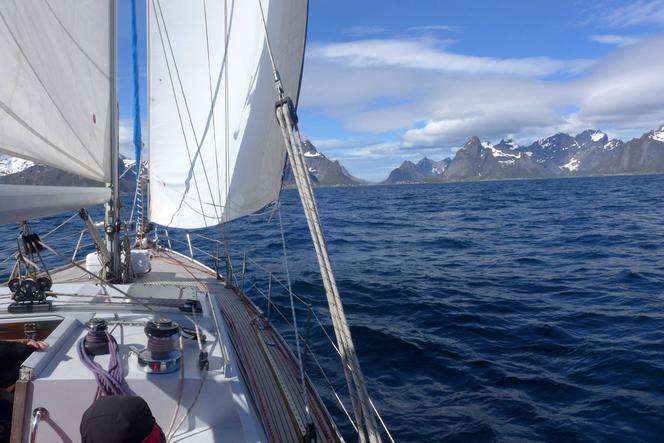 Suzuki płynie na Svalbard