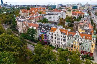 Wrocław lat 90. żyje do dziś. Historia kolorowego bloku projektu Wojciecha Jarząbka. Powstał tuż przy Odrze