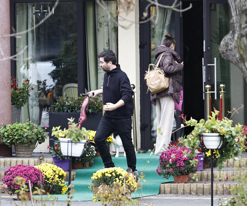 Jan Kliment z żoną i synem wyjeżdżają ze ślubu Kasi Cichepek-Kurzajewskiej