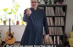 Ksiądz Krzysztof Kołtunowicz bez skarpetek wygłupia się przy kawałku Zenka Martyniuka