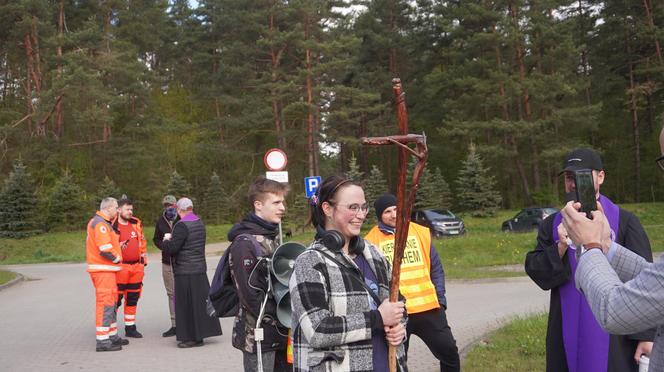 Pielgrzymka maturzystów 2024. 200 osób poszło do Gietrzwałdu modlić się o powodzenie na maturze [ZDJĘCIA]