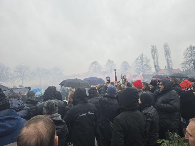 Pogrzeb Jana Furtoka w Katowicach. Tłumy kibiców i działaczy żegna legendę GKS Katowice