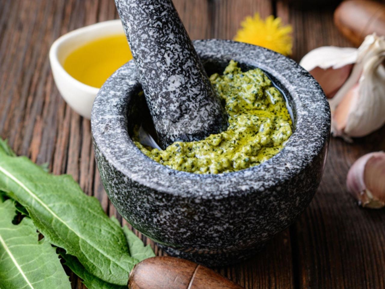 Pesto z mniszka lekarskiego i migdałów zachwyca. Idealne do makaronu i nie tylko