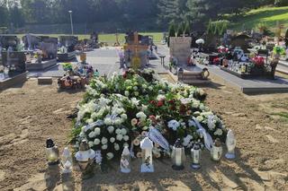 Karol, który zginął w Wabczu, spoczął na cmentarzu w Chełmnie. Grób utonął w białych kwiatach