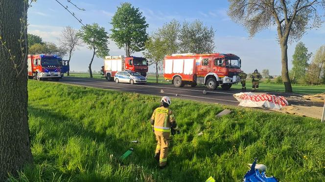 Zginął, bo w renault innego kierowcy pękła opona! Śmiertelny wypadek na DK nr 10 pod Drobinem. Ogromne utrudnienia