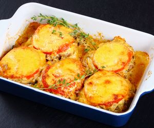 Karkówka z piekarnika: soczyste kotlety zapieczone z ziemniakami