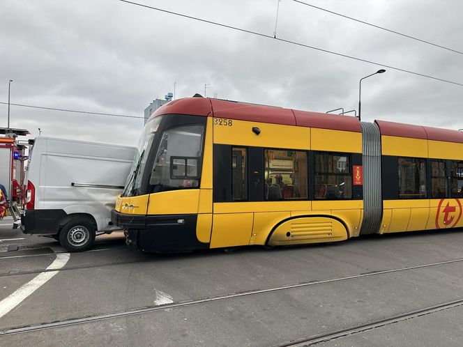 Tramwaj uderzył w busa na Annopolu. Poważny wypadek, motorniczy ranny