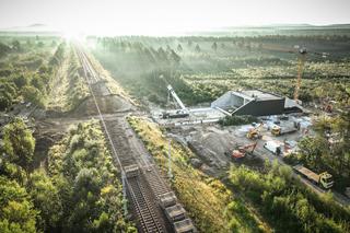 Wsuwanie wiaduktu kolejowego w nasyp w Częstochowie przez Strabag