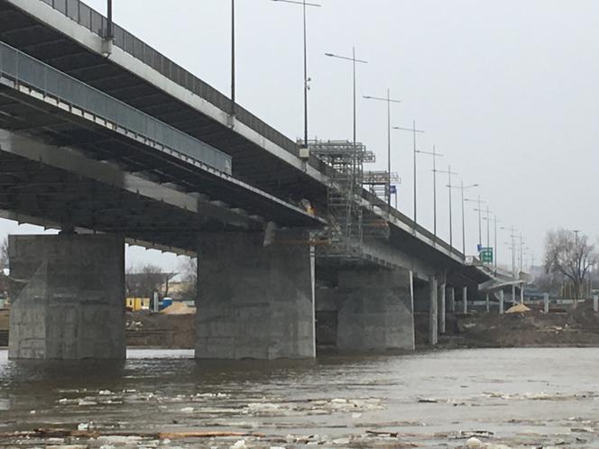 Budowa kładki pieszo-rowerowej pod mostem Łazienkowskim