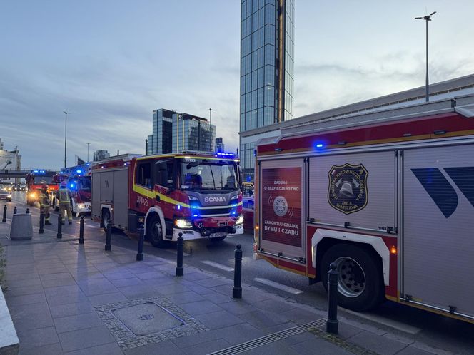 Wdrapał się na szczyt wieżowca w Warszawie