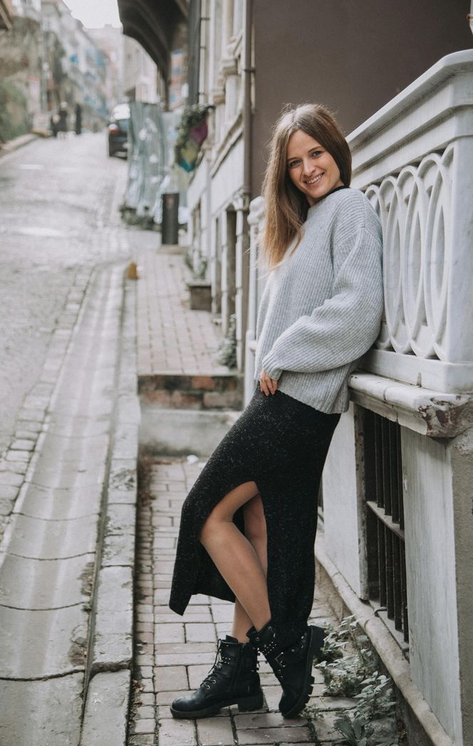 Długa spódnica to nieodłączny element modnych stylizacji. Naszą je zarówno romantyczki, jak i fanki stylu grunge 