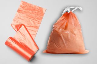Pomarańczowa rewolucja w segregacji? Nowe worki na tekstylia w polskich gminach!