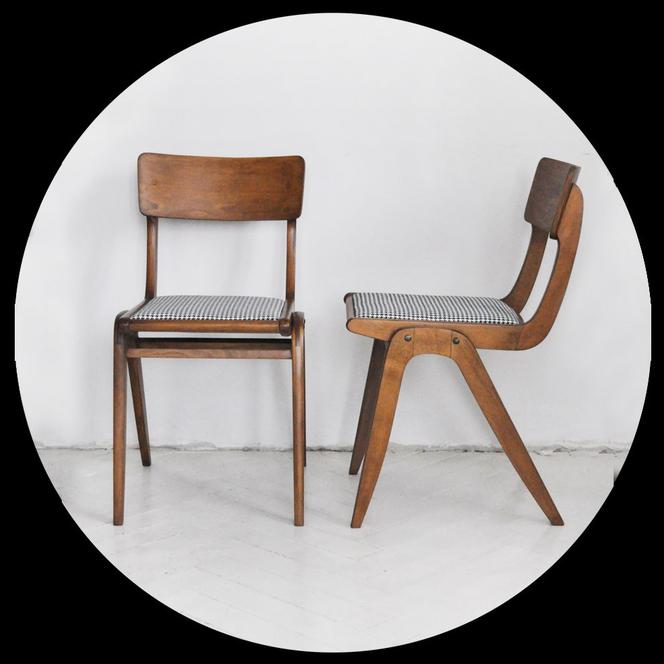 Krzesła retro obite tkaniną z wzorem w pepitkę
