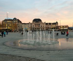 Sechselautenplatz i budynek Opery