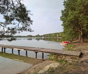 Spokojne wrześniowe popołudnie nad Jeziorem Bialskim w Białce