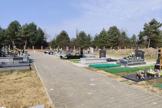 Woda zalewa cmentarz w Bukownie