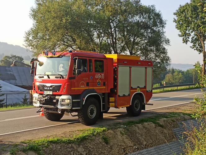 Ropa. Dachowanie osobówki. Kierowca prawdopodobnie zasnął za kierownicą