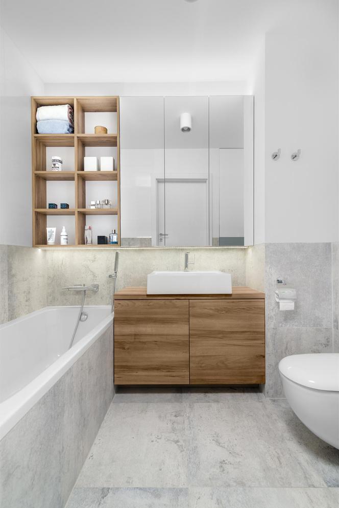 Beton, biel i drewno w łazience