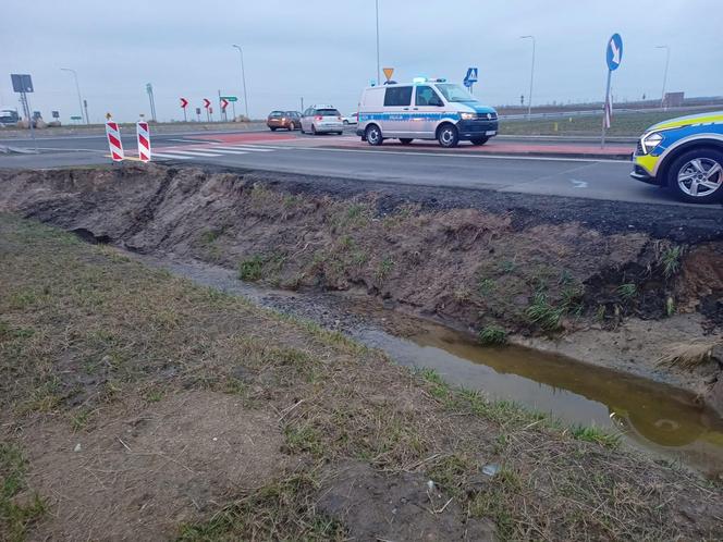 Kierowca szambiarki w kajdankach. Niedaleko Gostynia spuścił płyn do rowu, a podczas interwencji policji był agresywny