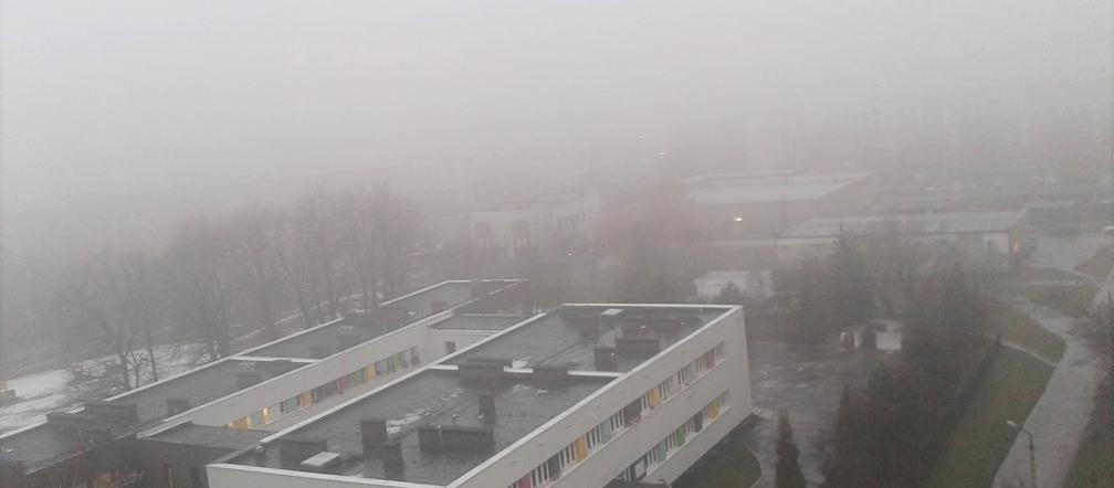 Mglista niedziela w woj. Śląskim. IMGW ostrzega też przed oblodzeniami [ZDJĘCIA]