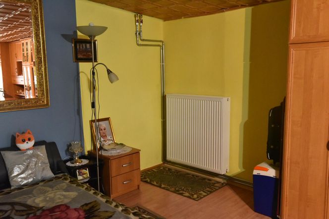 Marzną w swoich domach! Zlikwidowano im piece i nie podłączono do sieci ciepłowniczej!