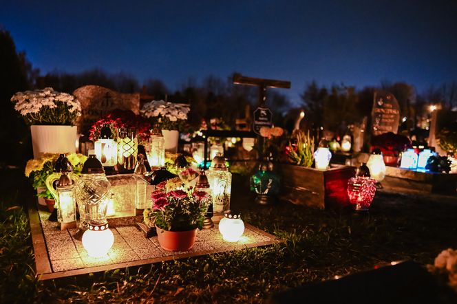 1 listopada na Cmentarzu Łostowickim w Gdańsku. Tak wygląda w dniu Wszystkich Świętych