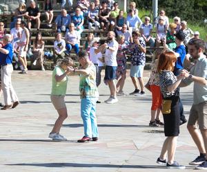 Potańcowka w Parku Śląskim. Piękna pogoda przyciągnęła wielu tancerzy na Kręgi Taneczne ZDJĘCIA