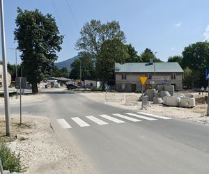 Stronie Śląskie niemal rok po powodzi. Jak wygląda dziś miejsce, gdzie pękła tama? 