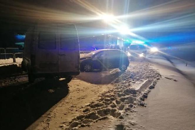 Śnieżyca na Warmii i Mazurach. Wypadek na drodze krajowej nr 51 w Dywitach pod Olsztynem