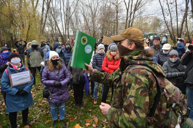 Protest przeciwko inwestycji w parku Dolinka Służewiecka