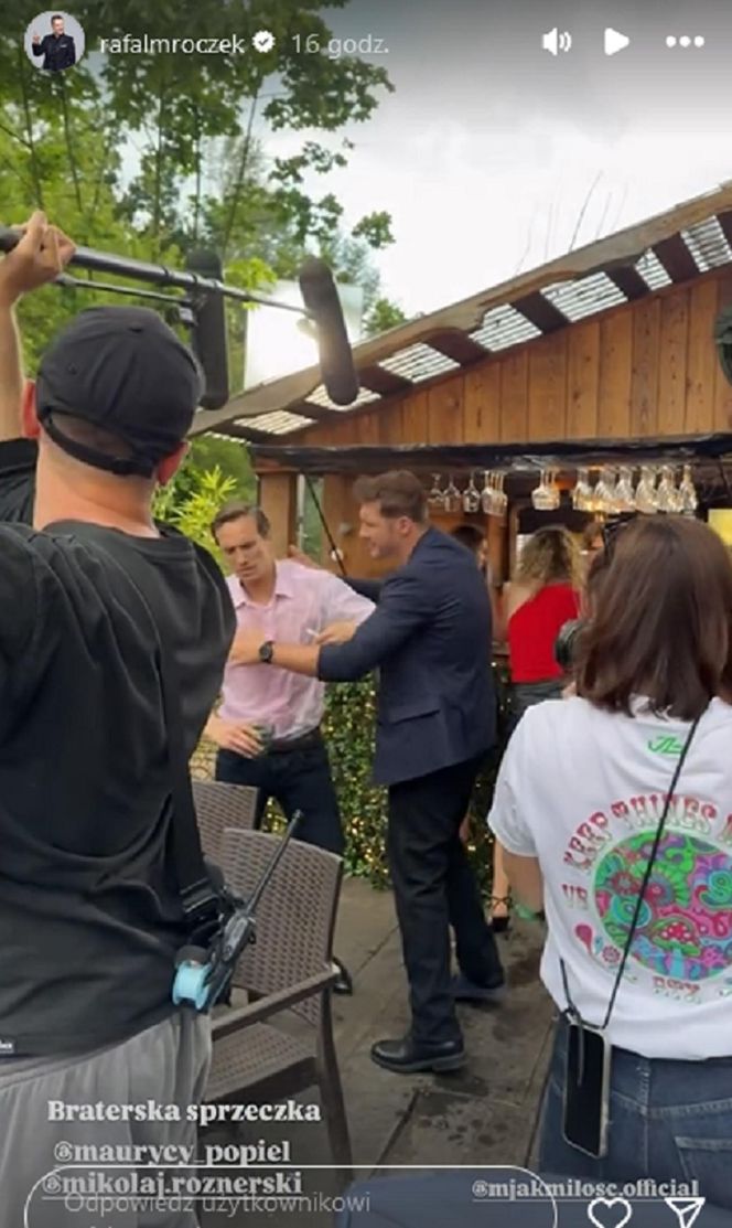 	M jak miłość nowy sezon po wakacjach. Olek (Maurycy Popiel), Marcin (Mikołaj Roznerski) na planie