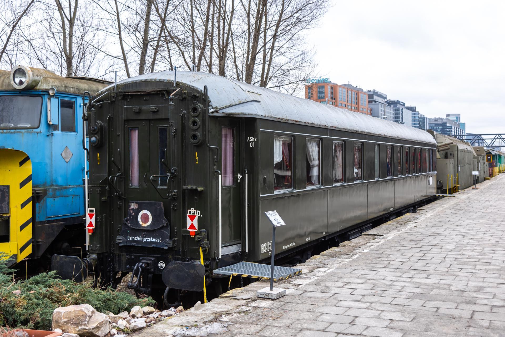 Wagon salonowy - zdjęcia. Zobacz wnętrze wagonu, którym podróżowali najważniejsi politycy z PRL-u