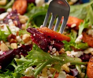 Przepadam za połączeniem słodkich buraków z orzeźwiającą pomarańczą. Ta sałatka to prawdziwy hit na każdą okazję