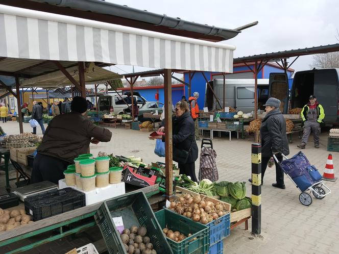 Ceny w markecie a na rynku. Czy jest różnica? Gdzie taniej kupisz warzywa i owoce