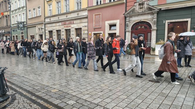 Polonez dla Fredry 2025 we Wrocławiu. Maturzyści zatańczyli na Rynku [ZDJĘCIA]