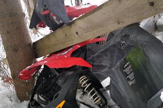 Kościelisko. Młoda kobieta huknęła skuterem w drzewo. Z ciężkimi obrażeniami trafiła do szpitala