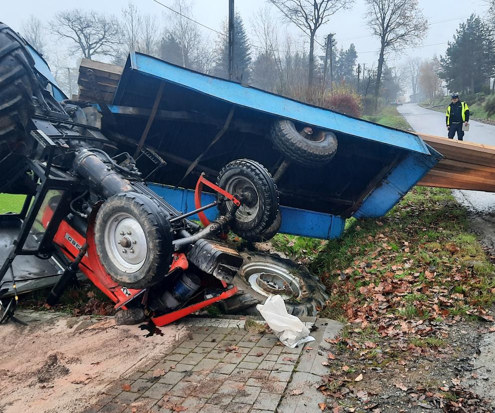 Dachowanie ciągnika pod Bochnią. Traktorzysta nie opanował maszyny na śliskiej drodze