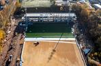 Budują nowy stadion Polonii Bytom. Nawet jesienią trawa jest na nim zielona