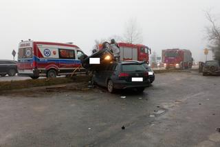 Nieprawdopodobny wypadek na Zakopiance. Osobowy renault wylądował na dwóch innych pojazdach [ZDJĘCIA]