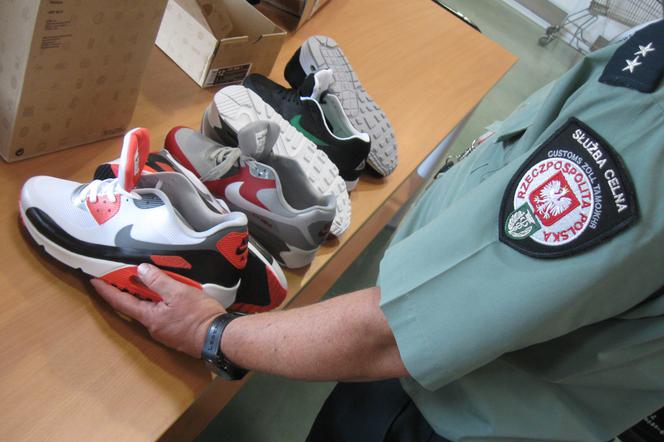 Trójmiejscy celnicy oddają zarekwirowane buty