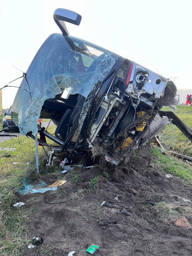 Wypadek na A4 pod Krapkowicami. Osiem osób rannych po zderzeniu autobusa i busa [ZDJĘCIA]