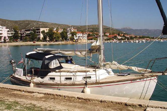 Jacht Andrzeja Czapiewskiego „Island Lady” na starcie do rejsu w chorwackiej marinie Vinci