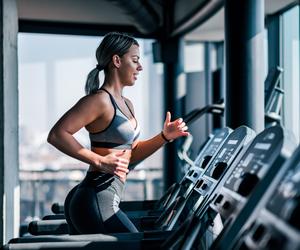 Wiemy kiedy ćwiczyć, by skutecznie spalić tłuszcz z brzucha