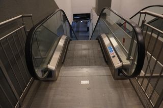 Niedziałające schody na dworcu w Poznaniu